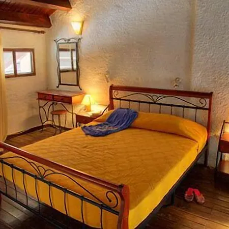 Delphi Aparthotel Glossa